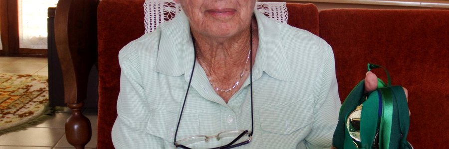 Hettie Lass (87) van De Kelders, met â€˜n deel van haar silwer- en goue rolbalmedaljes